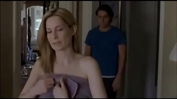 كس محلوق يجلب عشيقها الصغير إلى المنزل ويمسك بزوجها عندما يمارس الجنس معه