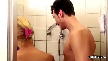 هو يجعل شريطها الفموي الأخير في الحمام عندما لا أكون وحدي في المنزل