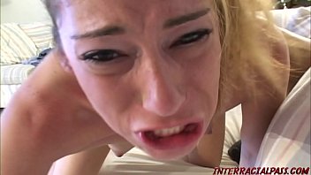 شقراء غير مطيع استغل من قبل دجاجة سوداء