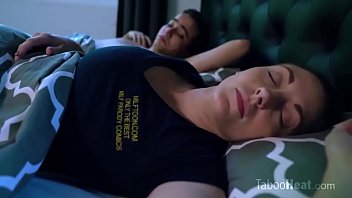 هو مارس الجنس مع امرأة سمراء من سلاتينا عندما تنام